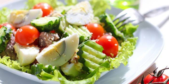 Ensalada de verduras con huevo en un plato