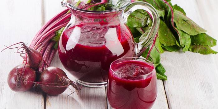 Suco de beterraba em uma jarra e um copo