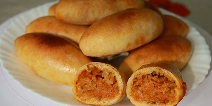 Empanadas con repollo en un plato