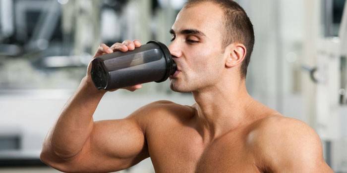 Homem bebe um shake de proteína