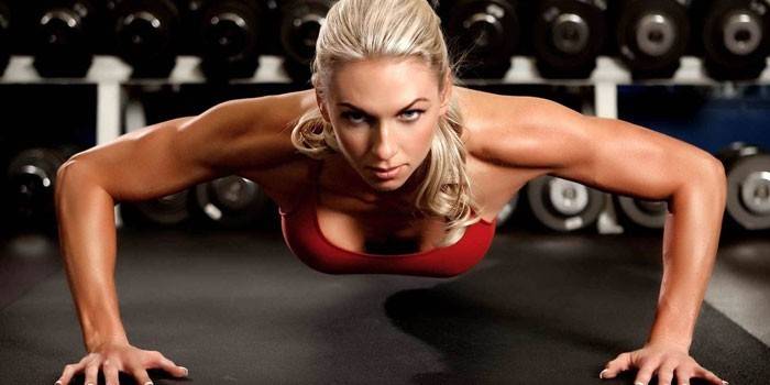 Garota push ups no ginásio
