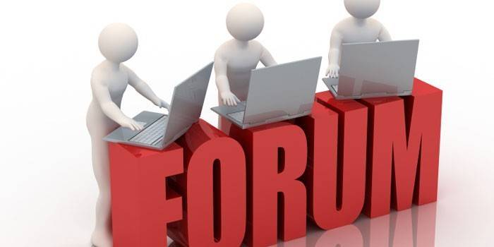 Nápis Forum a traja muži s notebookmi