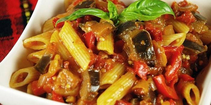 Plato de pasta con salsa de verduras