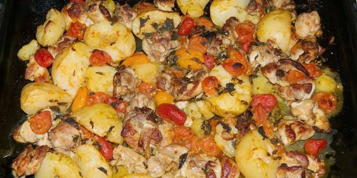 Udka z kurczaka z ziemniakami i pomidorami na blasze do pieczenia