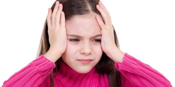 A menina tem uma dor de cabeça