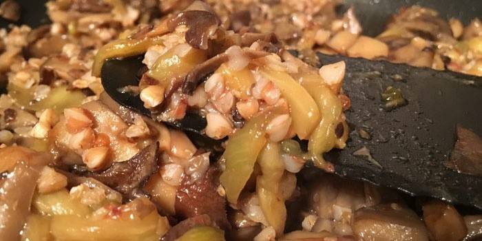 Smażone boczniaki z cebulą