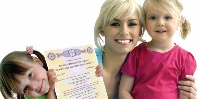 Mulher com filhos e certificado de maternidade
