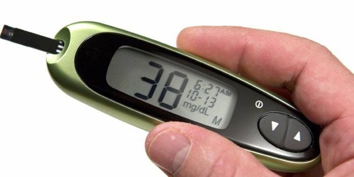 Medidor de glicose no sangue na mão
