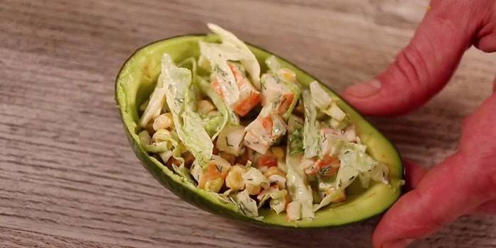 Salada de laranja, abacate e caranguejo
