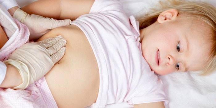 O médico apalpa o estômago do bebê