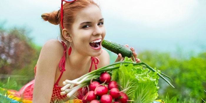 Niña y verduras
