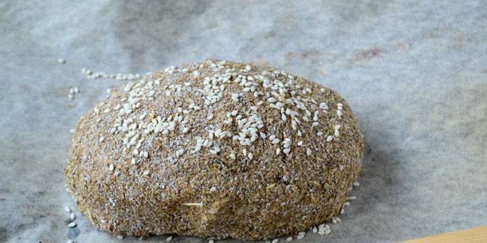 Pão caseiro pronto com sementes de gergelim de acordo com Ducan