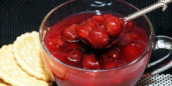Geléia de cereja em um copo
