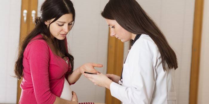 Menina grávida na consulta do médico