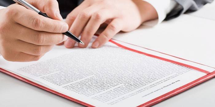 Mężczyzna studiuje kontrakt