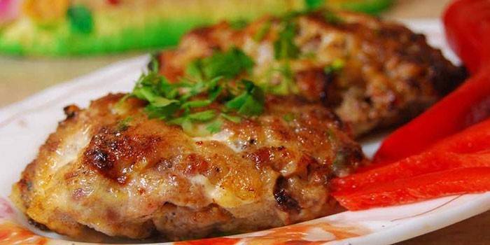 Carne picada a la parrilla zrazy en un plato