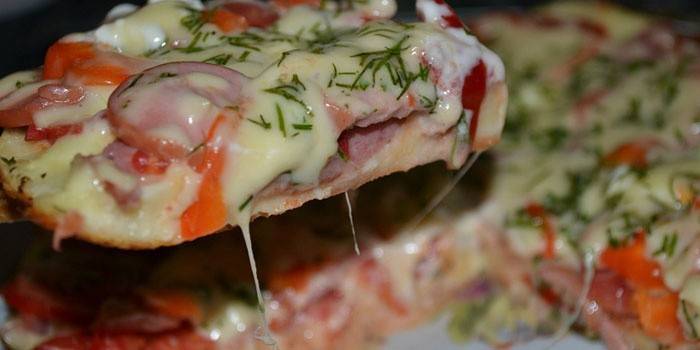 Pizza pronta antes de servir