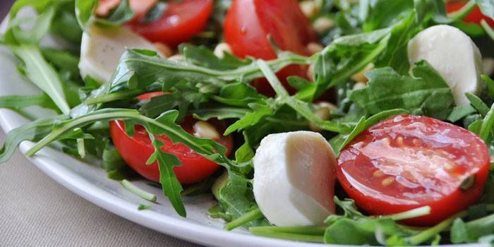 Mozzarella šalát s paradajkami a rukola