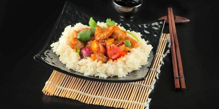 Arroz con carne y verduras.