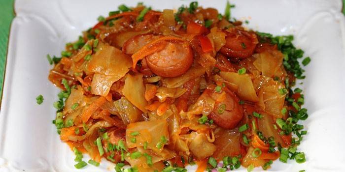 Misto de repolho com salsichas