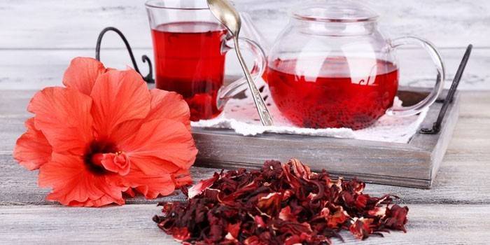 Hibiscus čaj v šálke a čajníku