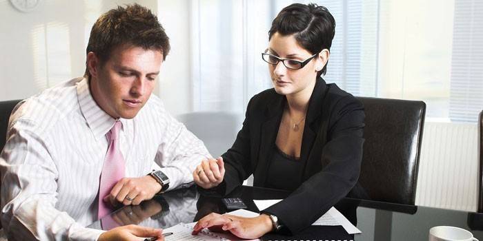 Hombre y mujer trabajan en la oficina