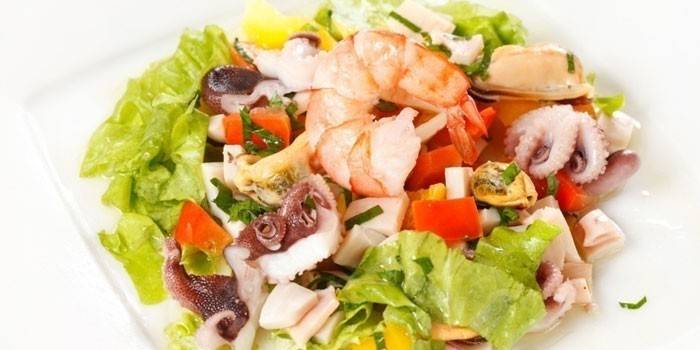 Ensalada de cóctel de mar en un plato