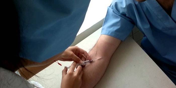 Sestra, ktorá podáva intravenóznu injekciu