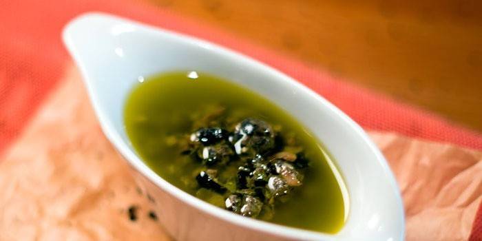 Salsa con alcaparras y anchoas en aceite de oliva en una salsera