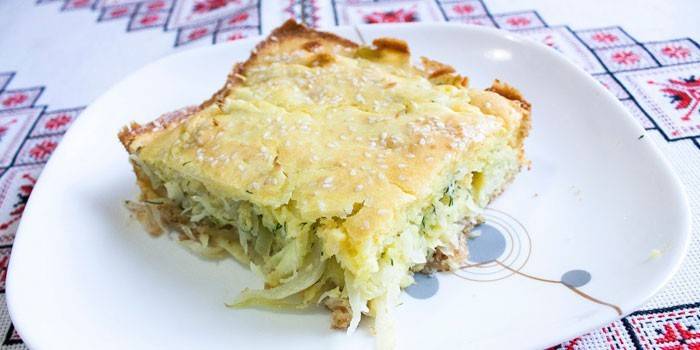 Uma fatia de torta de repolho em um prato