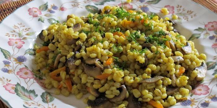 Mingau de cevada com cogumelos