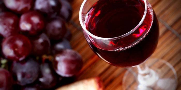 Czerwone wino w szklance