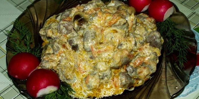 Corazones de pollo con cebolla y zanahoria en salsa de crema agria
