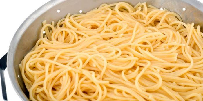 Gotowane spaghetti w durszlaku