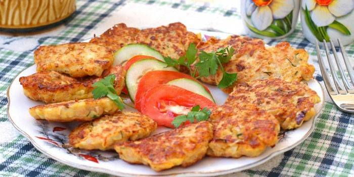 Panqueques de calabacín en un plato