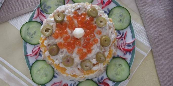 Salada pronta em uma bandeja