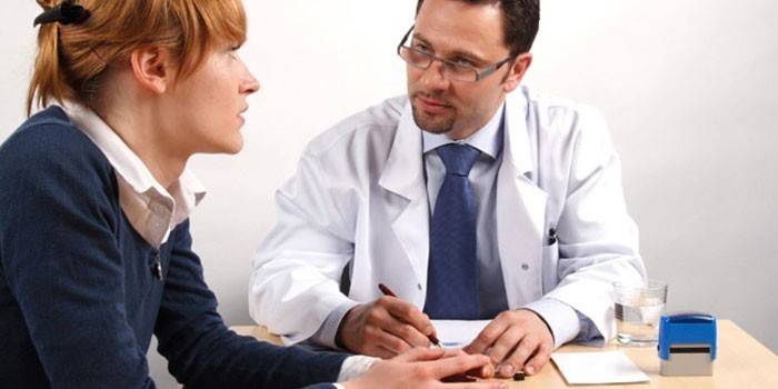 Garota na consulta do médico