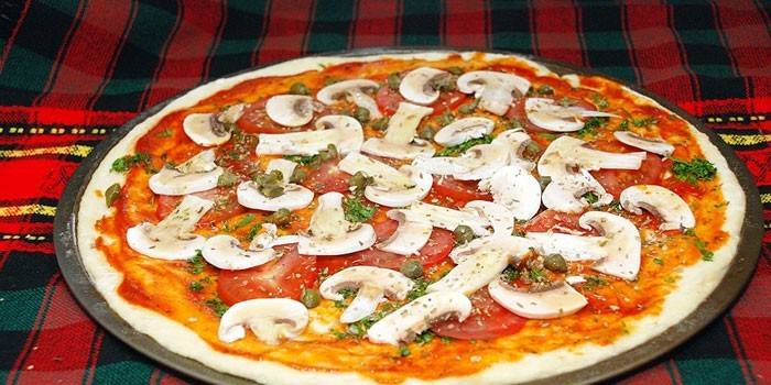 Pizza de champignon crua antes de assar
