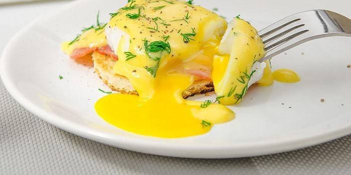 Ovo de Benedict com molho holandês em um prato