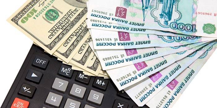 Dinheiro e calculadora