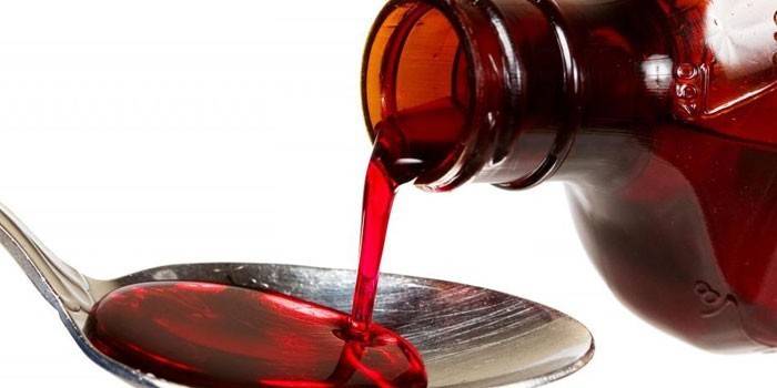 Sirup v lyžičke