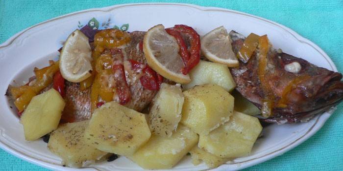 Pečené ostrieže so zemiakmi a zeleninou
