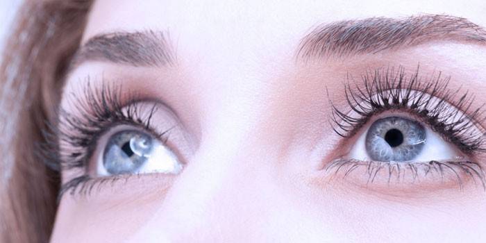 Ojos de una niña con pestañas largas