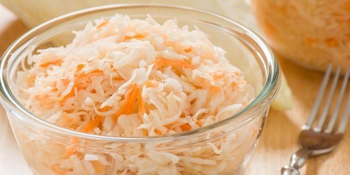 Chucrute com cenoura em uma tigela