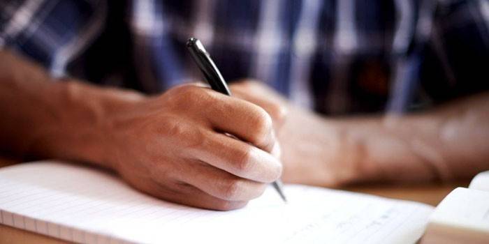 El hombre escribe