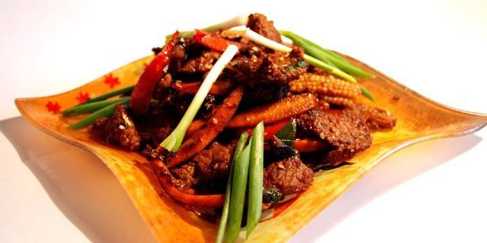 Carne de cerdo al estilo chino con verduras