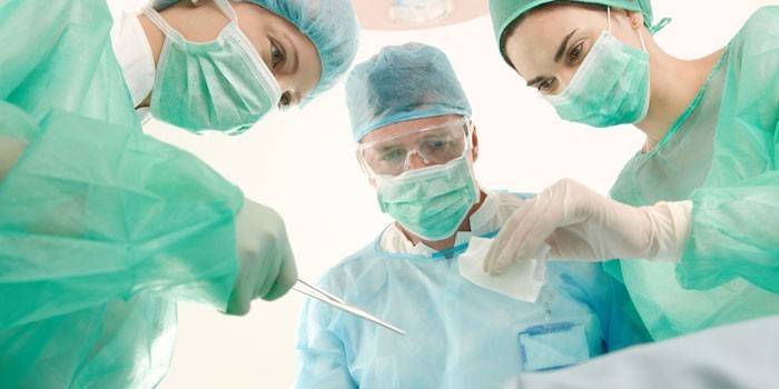 Médicos na operação
