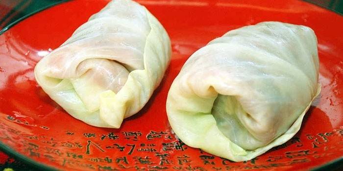 Rollitos de col cruda en un plato