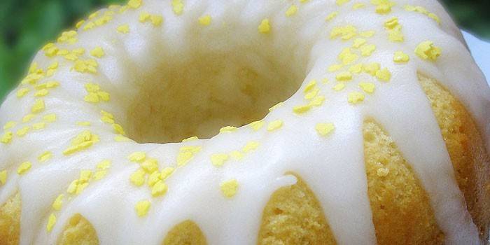 Cupcake de limón mojado listo con glaseado blanco