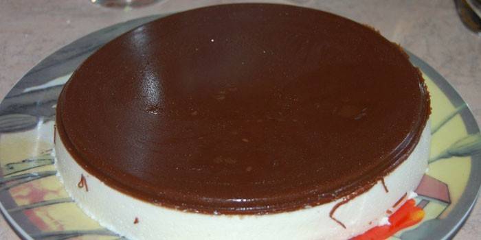 Bolo pronto Leite de pássaro em um prato
